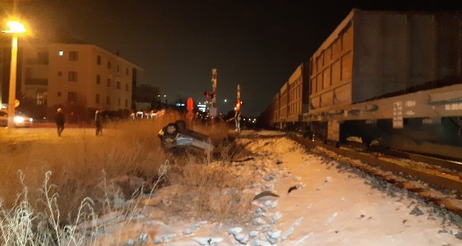 Tren hemzemin geçitte otomobile çarptı: Yaralılar var