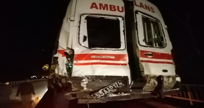 Rize’de kazaya müdahale etmeye giden ambulansla tır çarpıştı