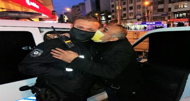 Çıplak vatandaştan polise teşekkür öpücüğü