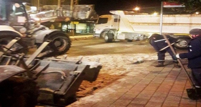 Ekipler gece gündüz iş başında