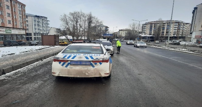 Kars’ta polisten ışıklı ve sesli uyarı denetlemesi