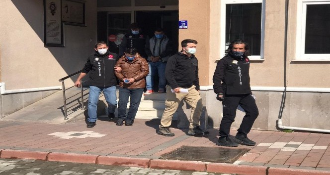Ev sahiplerinin uyuduğu sırada hırsızlık yapan şüpheliler Bursa’da yakalandı