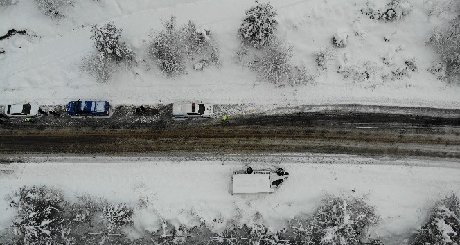 Kar yağışı etkili oldu, bazı araçlar devrildi bazıları kara saplandı