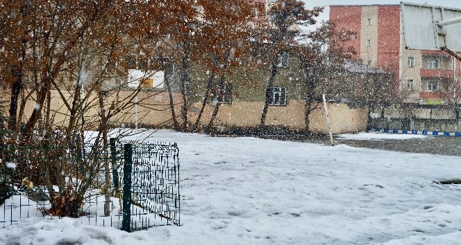 Ağrı’da aralıklarla etkisini sürdüren kar yağışı kenti beyaza bürüdü