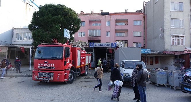 Küçükkuyu’da ev yangını: 8 kişi dumandan etkilendi