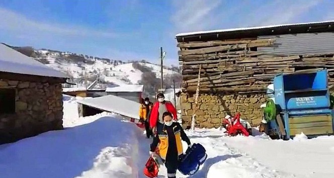 Karlı yolları aşan vefakâr sağlıkçılar hastaların imdadına yetişiyor