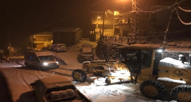 Rize’de kar nedeniyle yolda kalan ambulansın imdadına İl Özel İdare ekipleri yetişti
