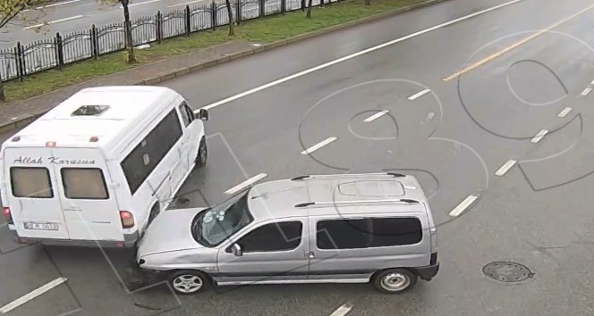 Doğu Karadeniz’de dikkatsiz sürücülerin kazaları şehir polis kameralarına yansıdı