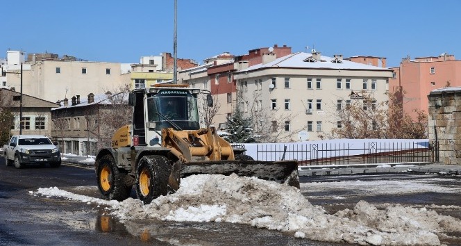 Belediye ekipleri kar temizleme çalışmalarını sürdürüyor