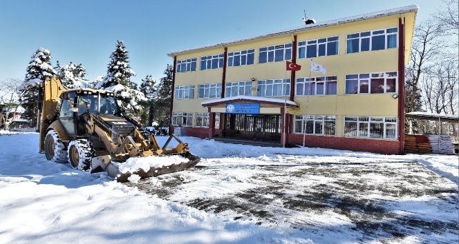 Altınordu’da okul bahçeleri kardan temizlendi