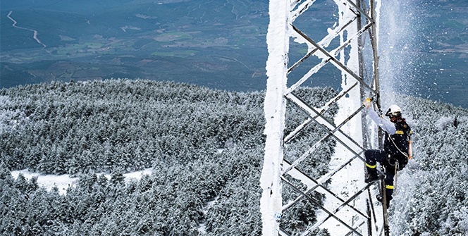 Enerji kahramanlarının karlı dağlarda zorlu mücadelesi
