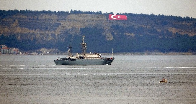 Rus savaş gemisi ’Priazovye’, Çanakkale Boğazı’ndan geçti