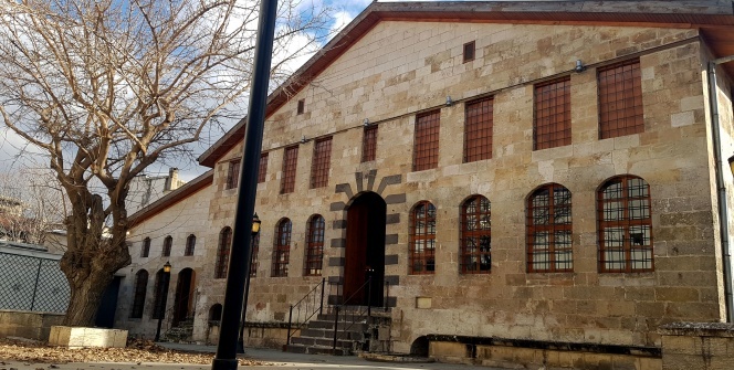 Avrupa'da İslamofobi artıyor, Türkiye'de kilise ve sinagoglar restore ediliyor