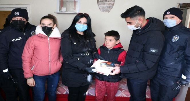 Yozgat’ta öğrencinin tablet isteğini polisler karşıladı