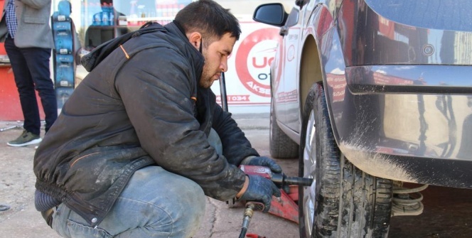 Engellerini aştı, hem kendi parasını kazanıyor hem de usta oldu