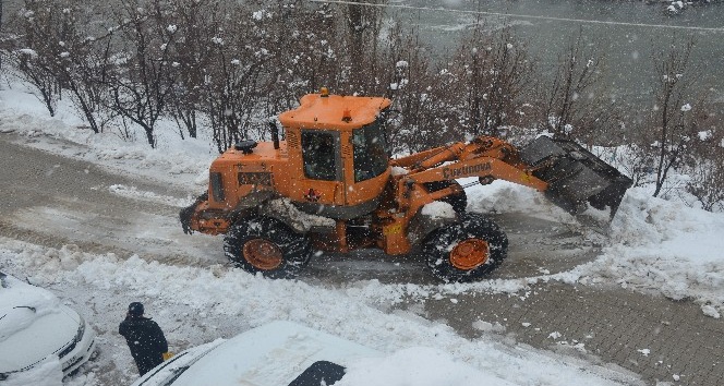 Şırnak’ta kar yağışı nedeniyle kapanan köy yolları ulaşıma açıldı