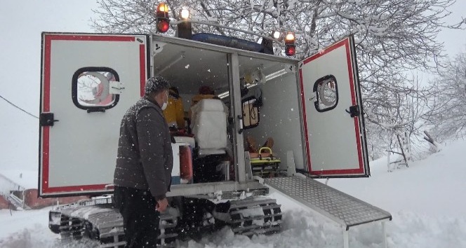 Yaylada mahsur kalan hastaya paletli ambulansla ulaşıldı