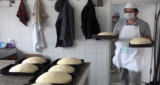 Üç dil biliyor, fırında çıraklık yapıyor