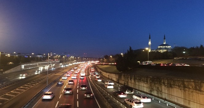 İstanbul’da 56 saatlik kısıtlama sonrası 15 Temmuz Şehitler Köprüsü’nde trafik yoğunluğu