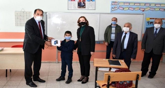 Erzincan’da 38 öğrenciye tablet hediye edildi