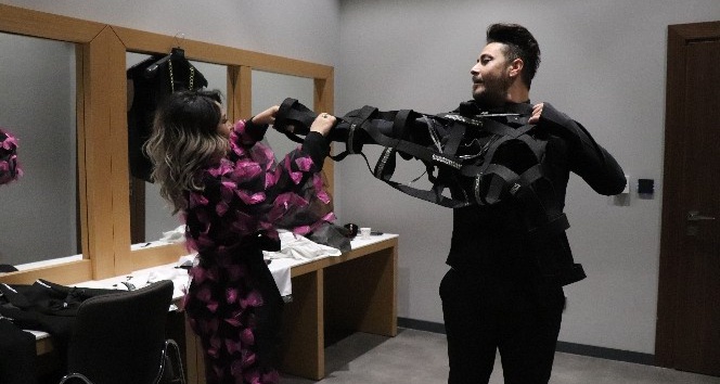 Pandemiden esinlenen moda tasarımcıdan ilginç kostüm tasarımı