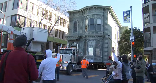 ABD’de 139 yıllık 2 katlı ev yeni adresine taşındı