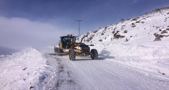 Kar ve tipi köy yollarını ulaşıma kapattı
