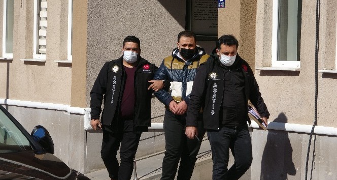 Kendisini polis olarak tanıtan dolandırıcı, gerçek polise yakalandı