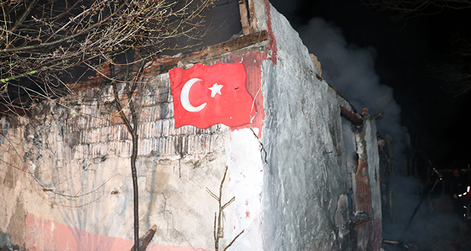 Amasya’da bağ evi yandı, Türk bayrağı zarar görmedi