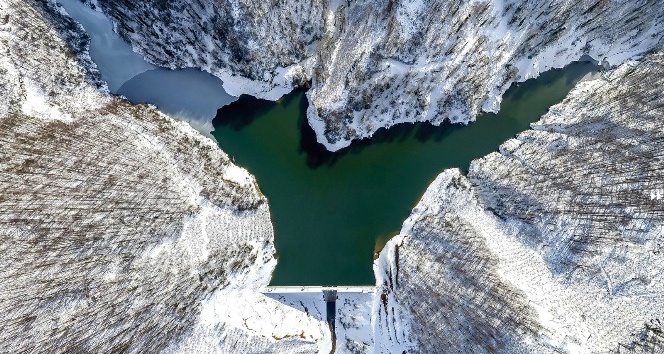 Karla kaplı dağın eteklerindeki göletin görsel şöleni mest etti