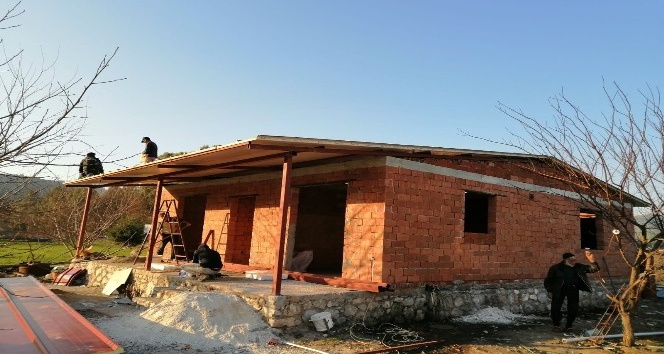 Yangında evleri kül olan çiftin, yeni evinin yapımına başlandı