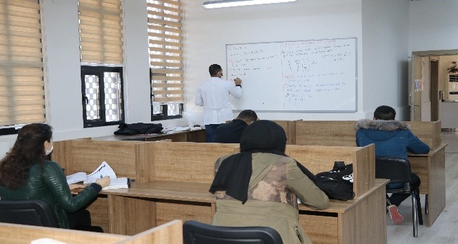 Karaköprü’de öğrencilere matematik kursu veriliyor