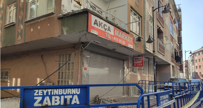 Zeytinburnu&#039;nda binanın balkonunun çöktüğü anlar kamerada