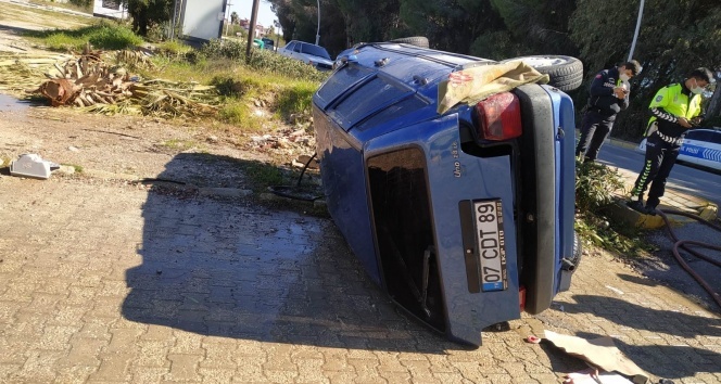 Antalya&#039;da kaza yapan otomobil önce devrildi, sonra alev aldı