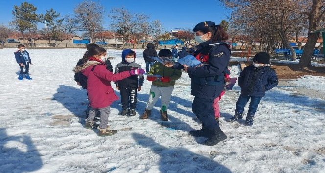 Jandarma’dan Covit-19 bilgilendirmesi