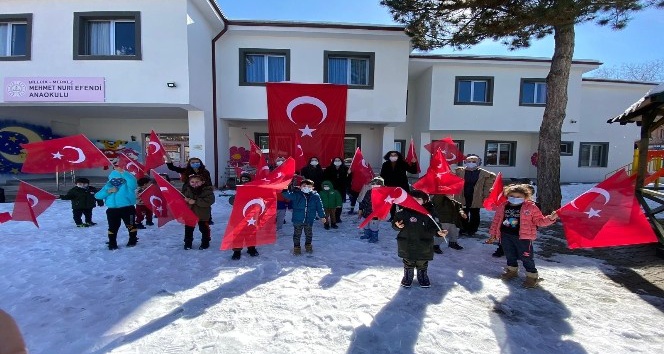 Anaokulu öğrencileri mahalle sakinlerine Türk bayrağı dağıttı