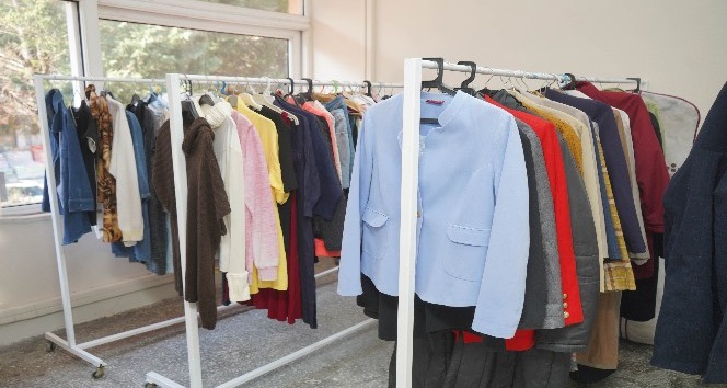 Ayvalık Belediyesi’nin Altınova’daki sosyal marketi yüzleri güldürüyor