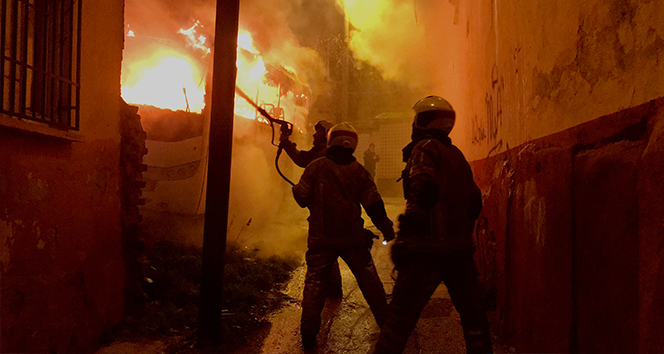 Bursa’da iki otobüs alevler içinde kaldı, yaşlı çift dumandan etkilendi