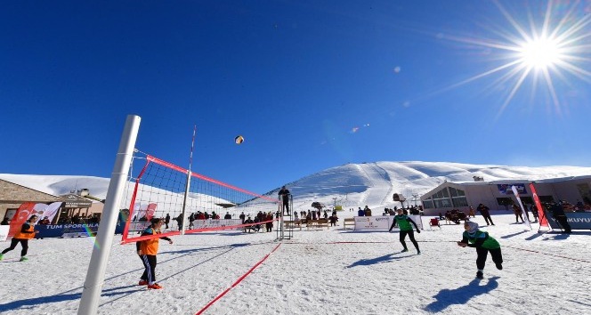 Yedikuyular Kayak Merkezi’nde Kar Voleybolu Turnuvası