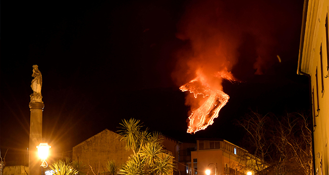 İtalya&#039;da Etna Yanardağı püskürttüğü lavlarla geceyi aydınlattı