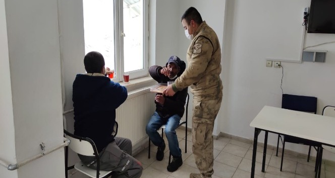 Donmak üzere olan vatandaşları Jandarma kurtardı