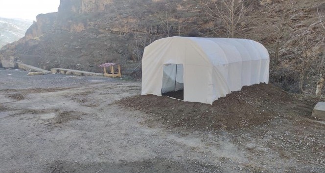 Uludere’de sokak hayvanları için çadır kulübeler kuruldu