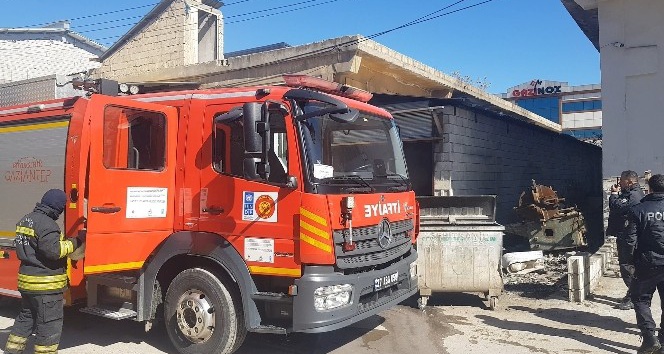 Gaziantep’te bir depoda çıkan yangın büyümeden kontrol altına alındı