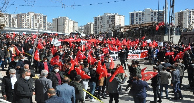 Şırnak kırmızı beyaza büründü, vatandaşlar teröre karşı yürüdü