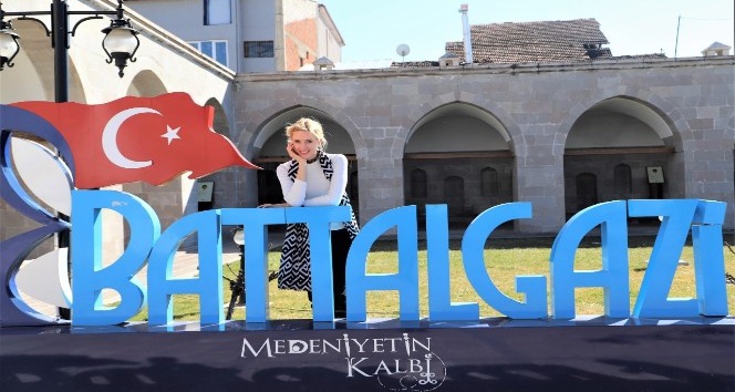 Sanatçı Wilma Elles, Battalgazi’ye hayran kaldı