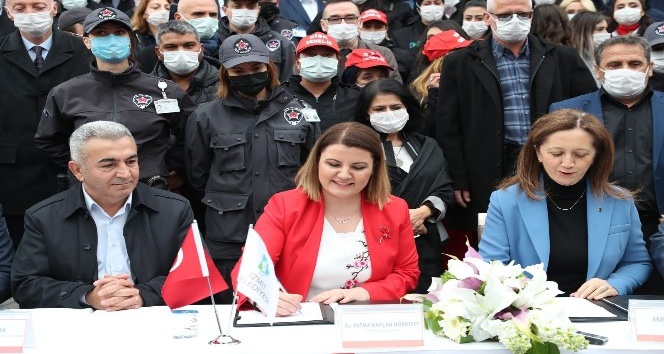 İzmit Belediyesi’nde toplu iş sözleşmesi imzaladı