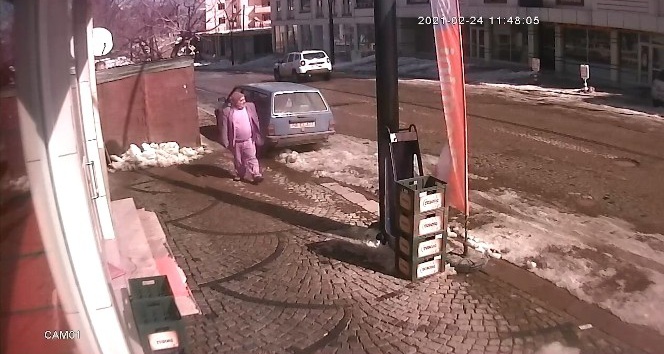 Çatıdan düşen buz kütlesinin altında kalmaktan son anda kurtuldu