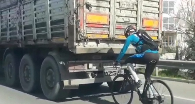 Kamyon arkasında bisikletle tehlikeli yolculuk