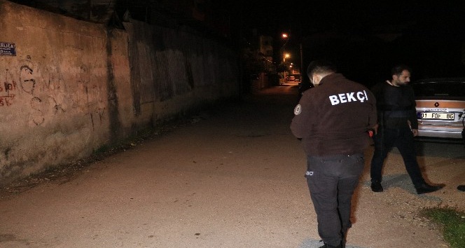 Adana’da silahlı saldırıya uğrayan bekçi yaralandı