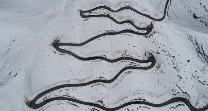 Şırnak'taki 2 bin 230 rakımlı Tanin Geçidinde yılan gibi kıvrılan keskin virajlar, görenleri hayran bıraktı